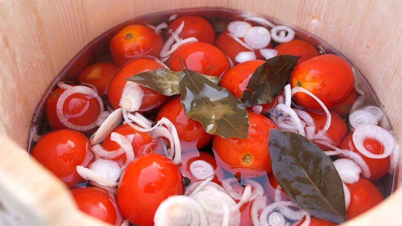 Як правильно готувати квашені помідори