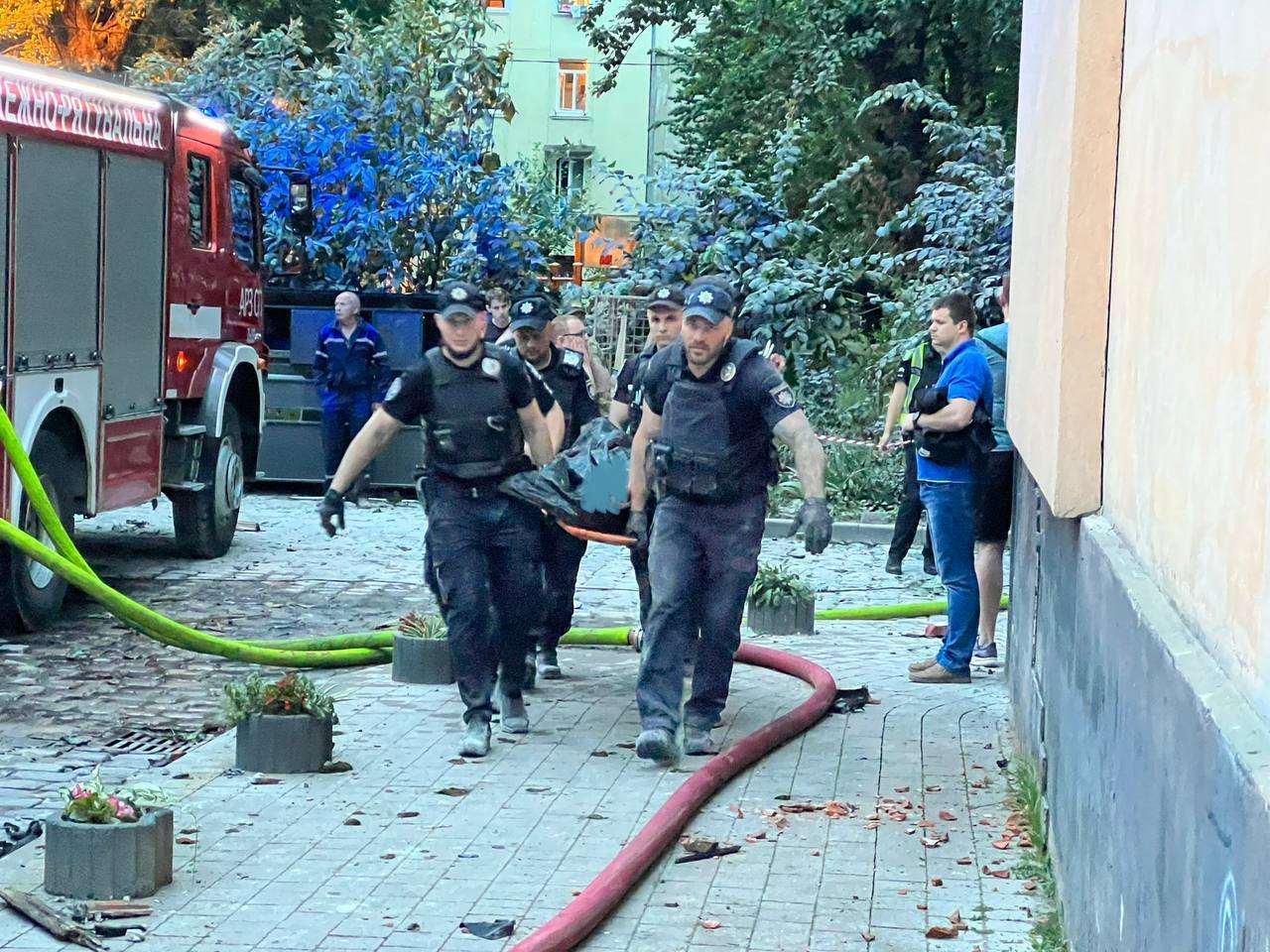 Окупанти вдарили по Львову, є приліт у багатоповерхівку: сім людей загинули, десятки травмовані. Фото й відео