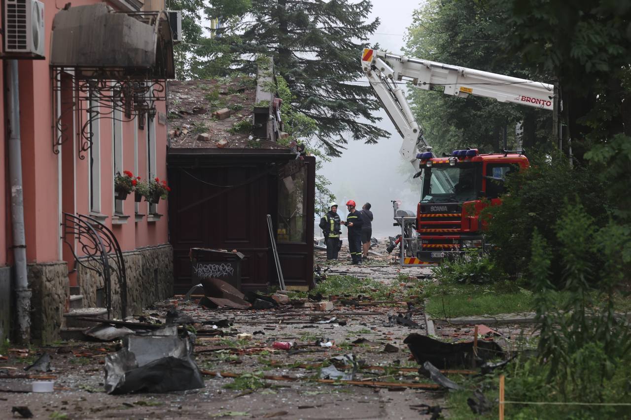 Окупанти вдарили по Львову, є приліт у багатоповерхівку: сім людей загинули, десятки травмовані. Фото й відео