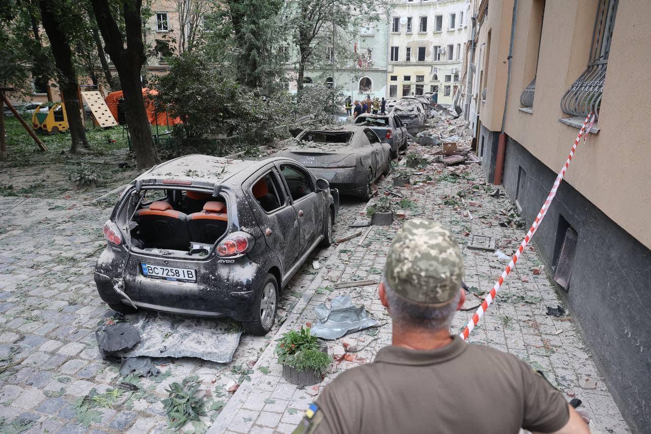 Окупанти вдарили по Львову, є приліт у багатоповерхівку: сім людей загинули, десятки травмовані. Фото й відео