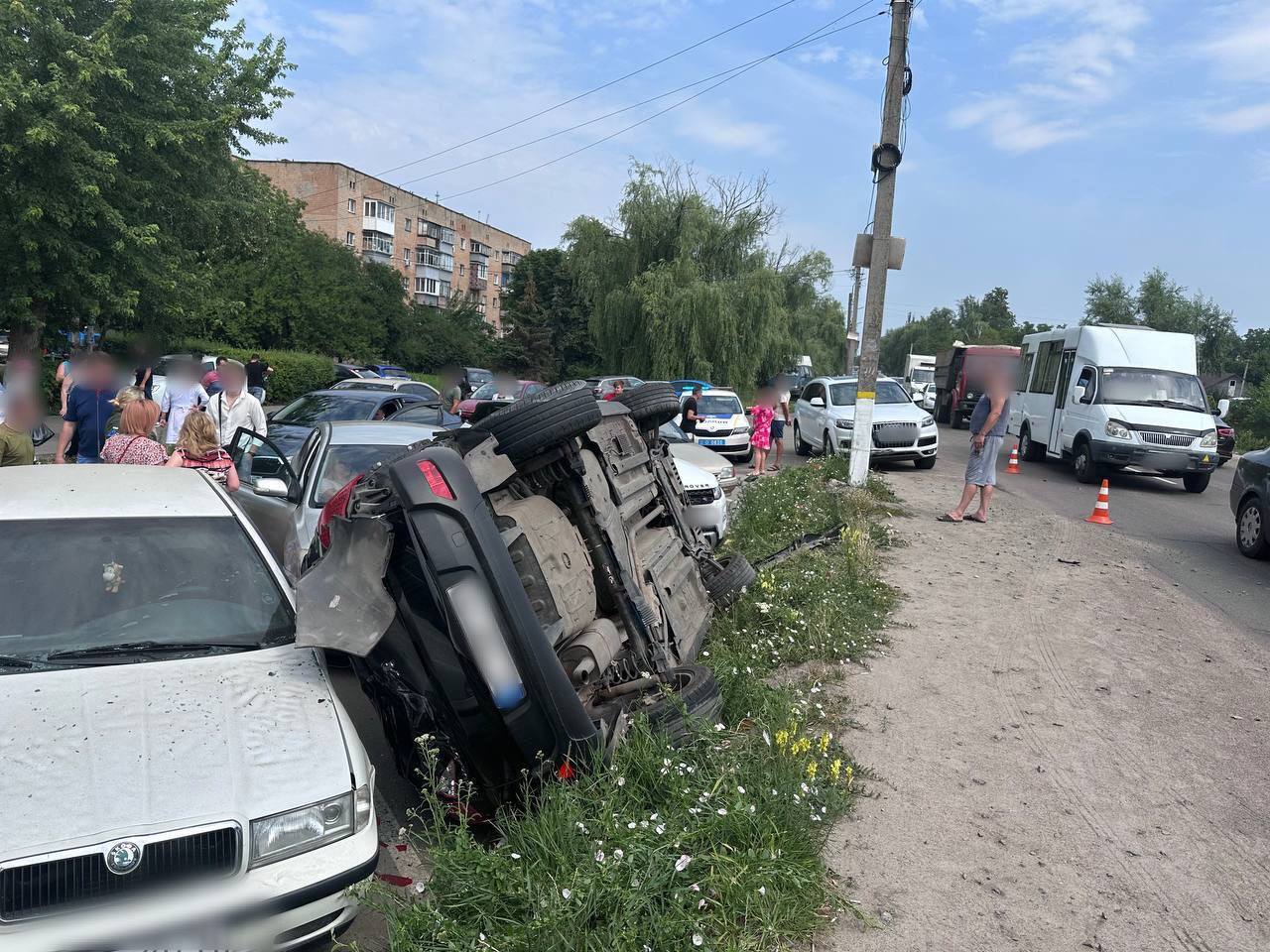 На Киевщине столкнулись две легковушки, одна из них перевернулась на припаркованные авто. Фото
