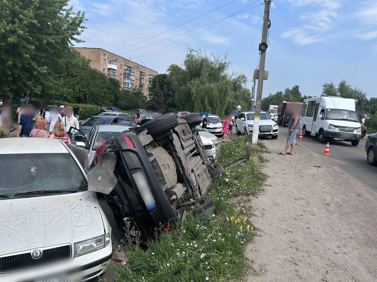 На Київщині зіткнулися два легковики, один із них перекинувся на припарковані авто. Фото