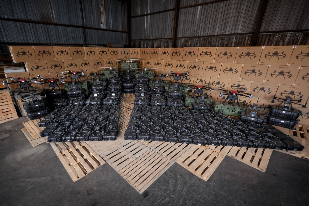 "Мавики", "Аисты" и дроны-камикадзе: "Армия дронов" передала военным еще 606 беспилотников. Фото