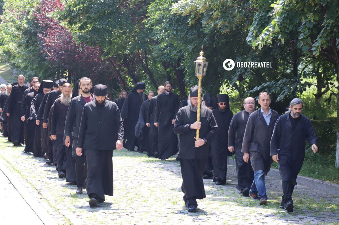 Ситуация в Киево-Печерской лавре 6 июля: комиссия Минкульта опечатала три корпуса, УПЦ МП провела Крестный ход. Фото и видео