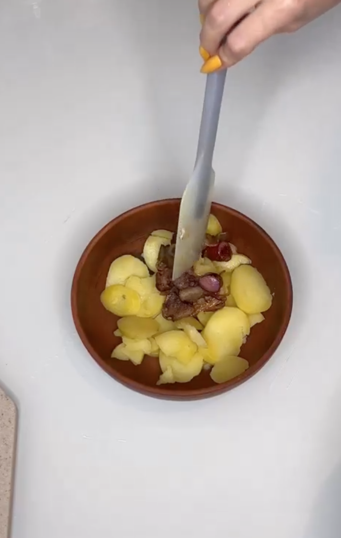 Картофель, бекон и колбаса