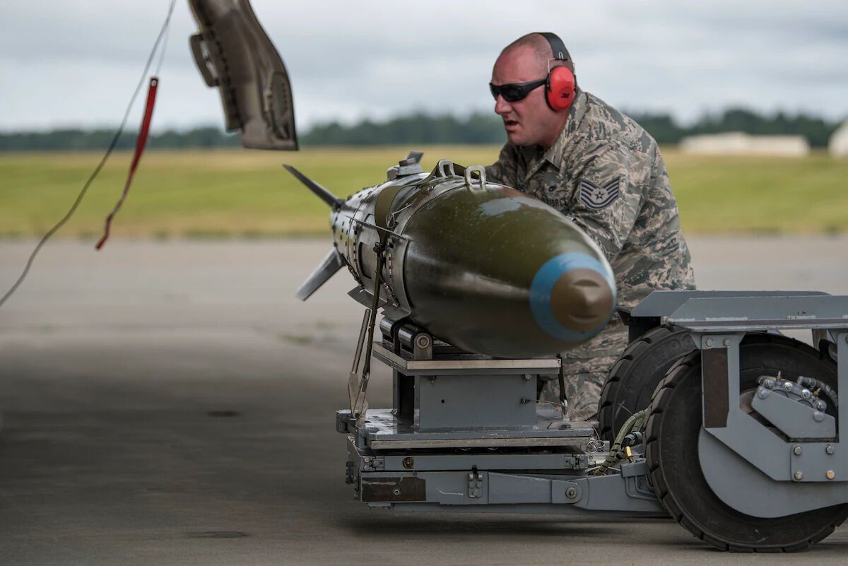 Поражают цель под нужным углом: что известно об "умных" бомбах JDAM-ER, которые впервые показали под крылом самолетов ВСУ