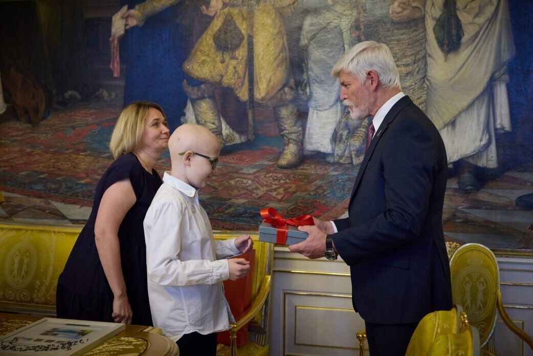 "Абсолютно светлый ребенок": Зеленский в Праге встретился с украинским мальчиком, проходящим лечение в Чехии. Фото и видео