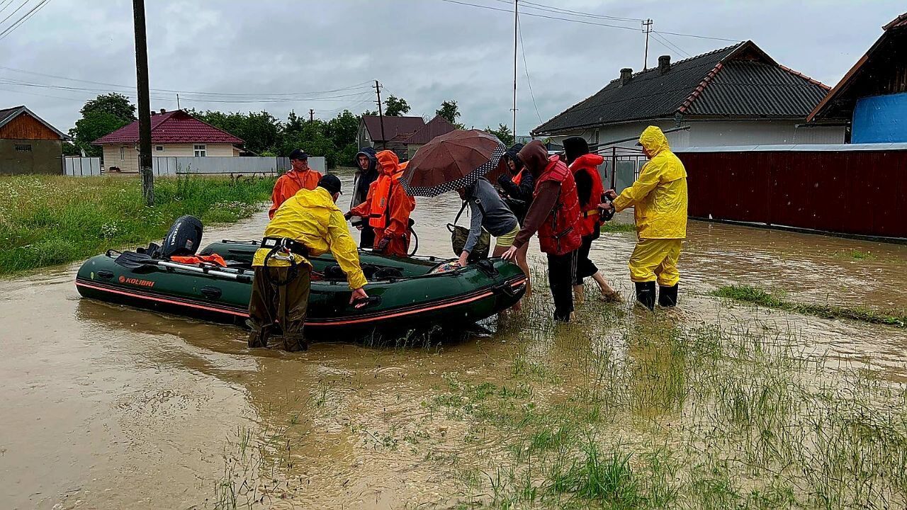 Внаслідок злив на Прикарпатті підтоплено близько 600 домогосподарств, людей евакуюють. Фото і відео 