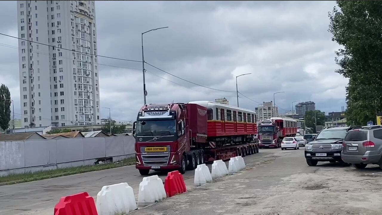 Київ отримав ще шість вагонів від варшавського метрополітену. Відео