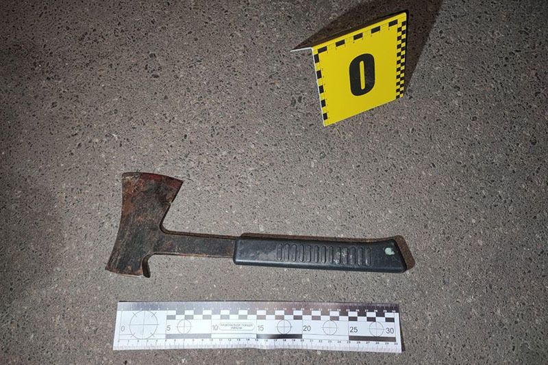 У Києві під час сварки чоловік вдарив сусіда сокирою по голові, а потім викинув знаряддя злочину з балкона на авто. Фото