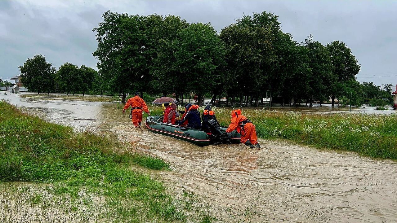 Внаслідок злив на Прикарпатті підтоплено близько 600 домогосподарств, людей евакуюють. Фото і відео 