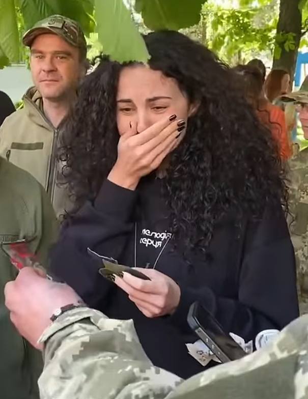 "Дайте "Оскар" Насті": Каменських розплакалася, отримавши особливий подарунок від військових, і нарвалася на хейт. Відео