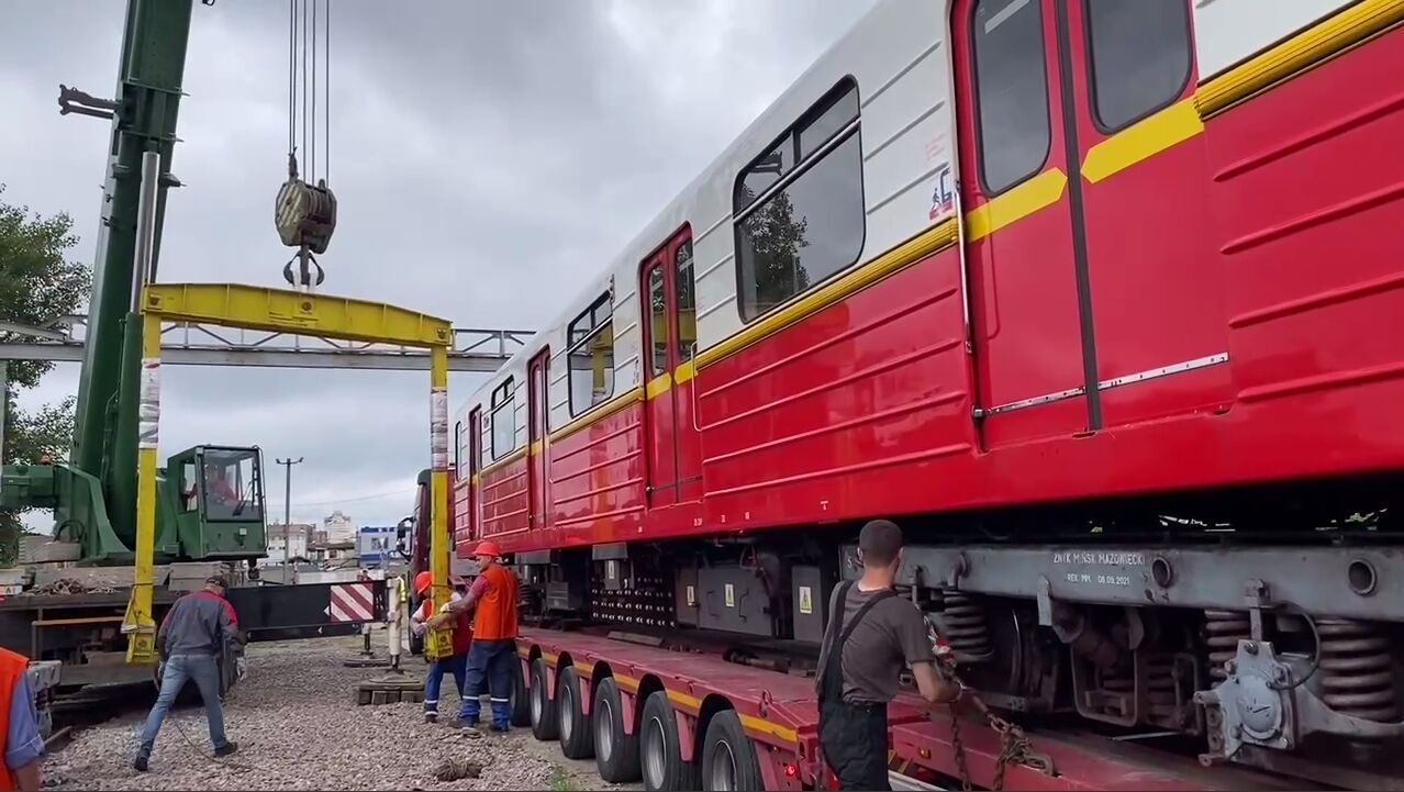 Київ отримав ще шість вагонів від варшавського метрополітену. Відео