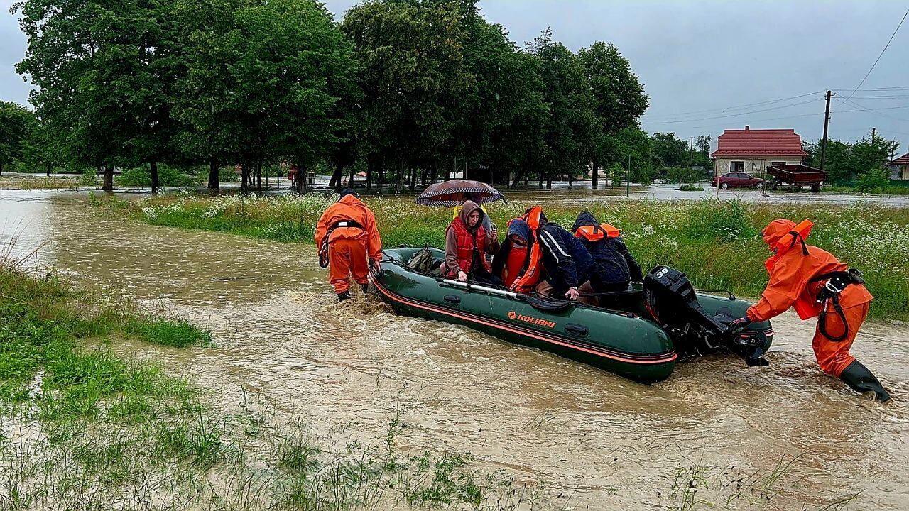 Из-за ливней на Прикарпатье подтоплены около 600 домохозяйств, людей эвакуируют. Фото и видео