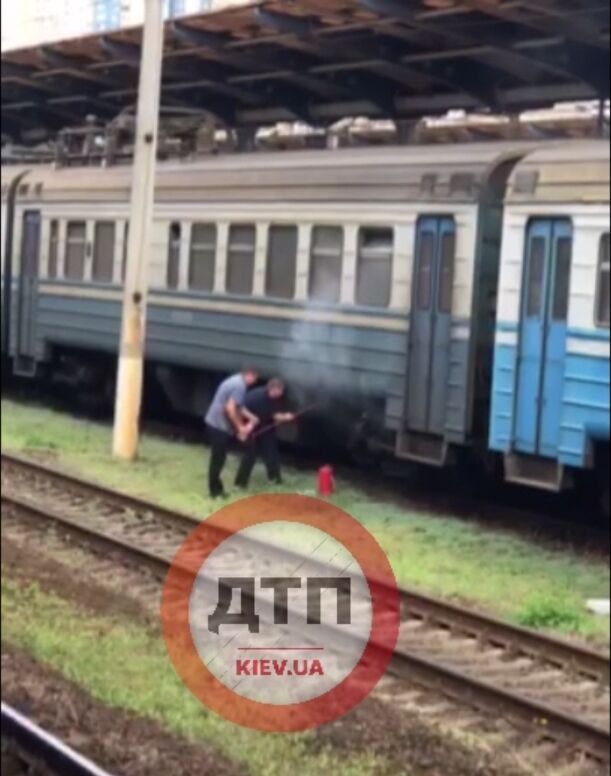 У Києві на Дарницькому вокзалі сталось загоряння вагона електрички. Відео