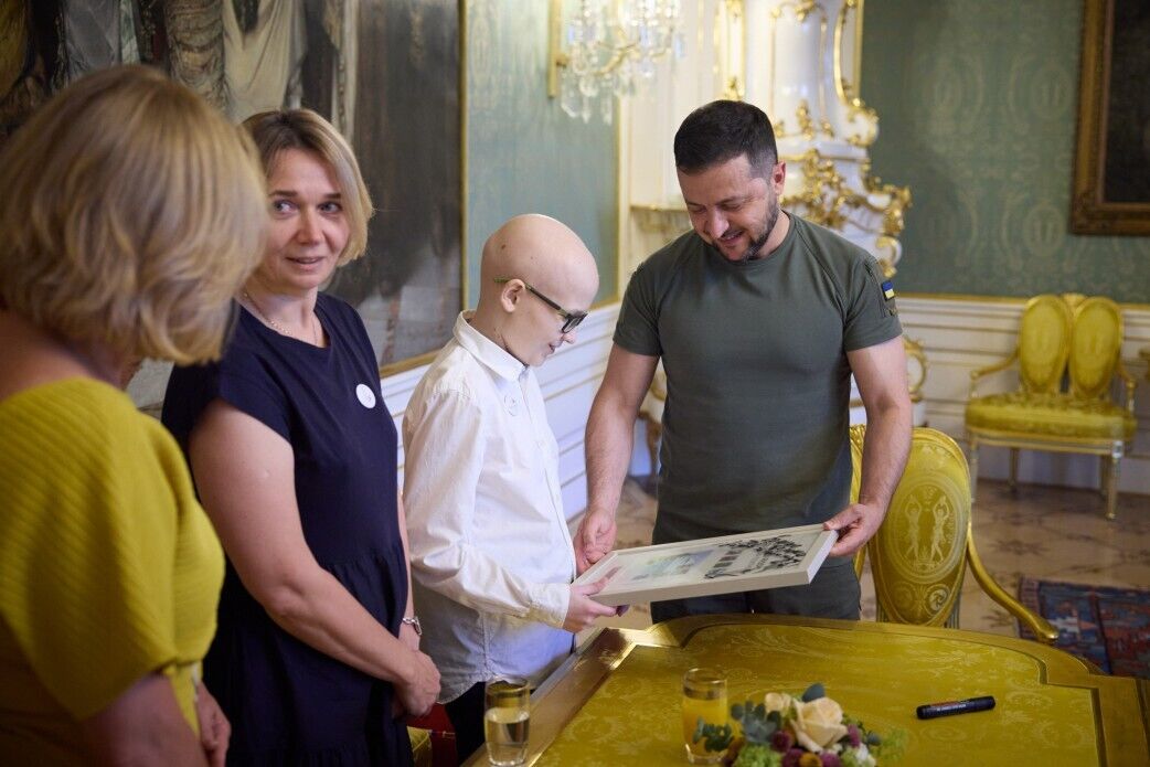 "Абсолютно светлый ребенок": Зеленский в Праге встретился с украинским мальчиком, проходящим лечение в Чехии. Фото и видео