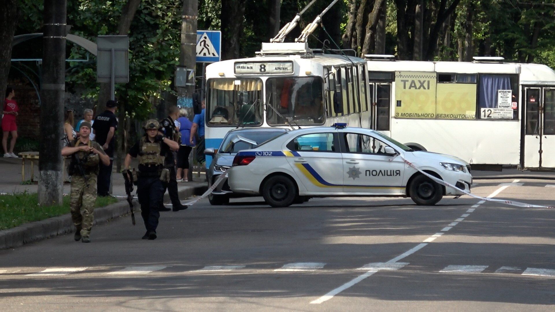 В Сумах мужчина открыл стрельбу, движение транспорта на улице остановили – СМИ