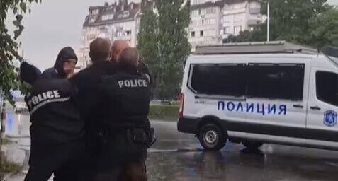 В Болгарии на кортеж Зеленского напал неадекватный священнослужитель. Видео