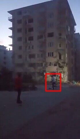 В Турции мужчина бросил камни в пострадавший от землетрясения дом и разрушил его: момент попал на видео