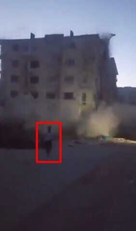 У Туреччині чоловік кинув каміння у будинок, який постраждав від землетрусу, і зруйнував його: момент потрапив на відео
