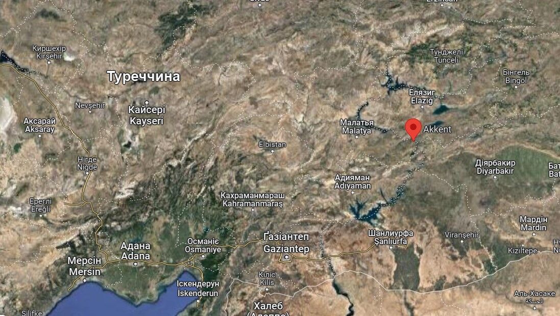 У Туреччині чоловік кинув каміння у будинок, який постраждав від землетрусу, і зруйнував його: момент потрапив на відео