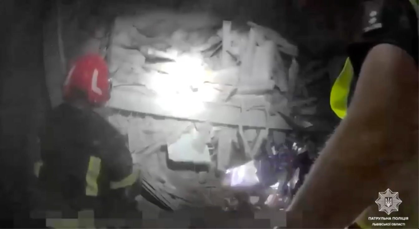 "Сьогодні болить Львів": поліція показала перші хвилини після ракетного удару по Львову. Відео