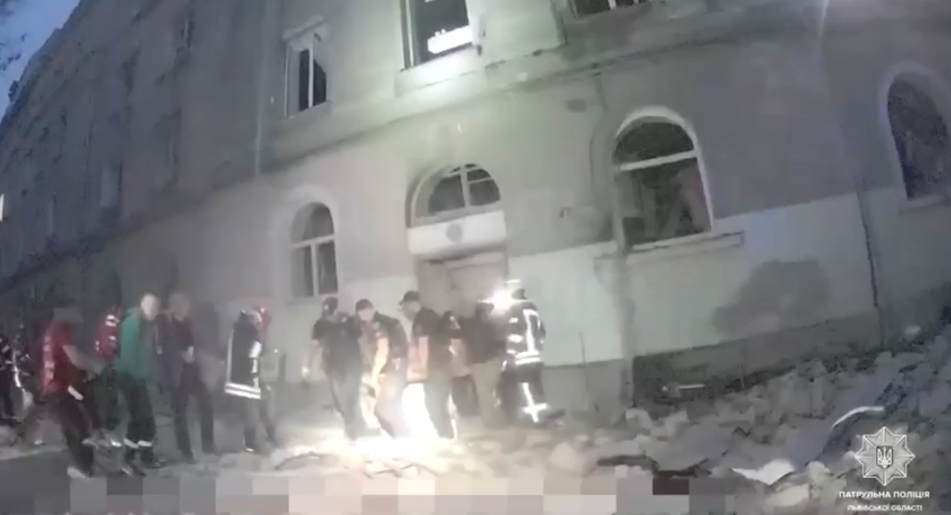 "Сегодня болит Львов": полиция показала первые минуты после ракетного удара по Львову. Видео