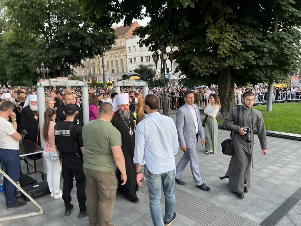 "Забрали наших хлопців": Зеленський з командирами "Азовсталі" відвідав Львів дорогою з Туреччини. Фото і відео