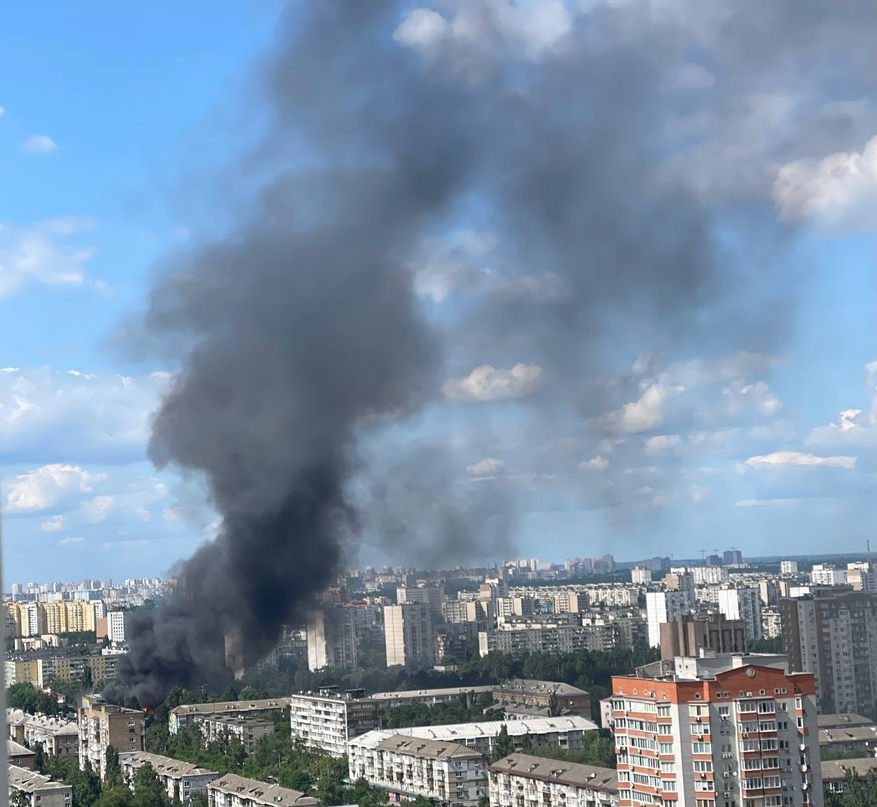 У Києві авто влетіло в АЗС: масштабна пожежа повністю знищила будівлю і ще 8 машин. Фото та відео