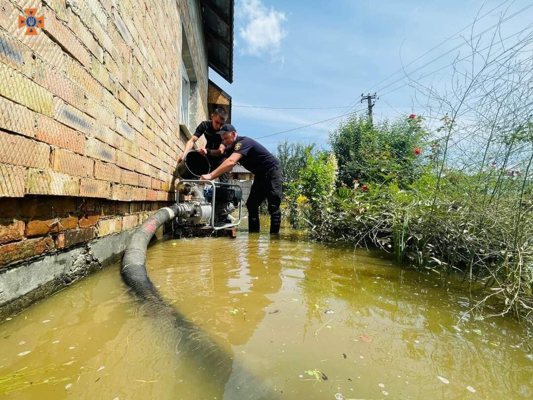 На Прикарпатті продовжили боротися з водною стихією: фото від рятувальників