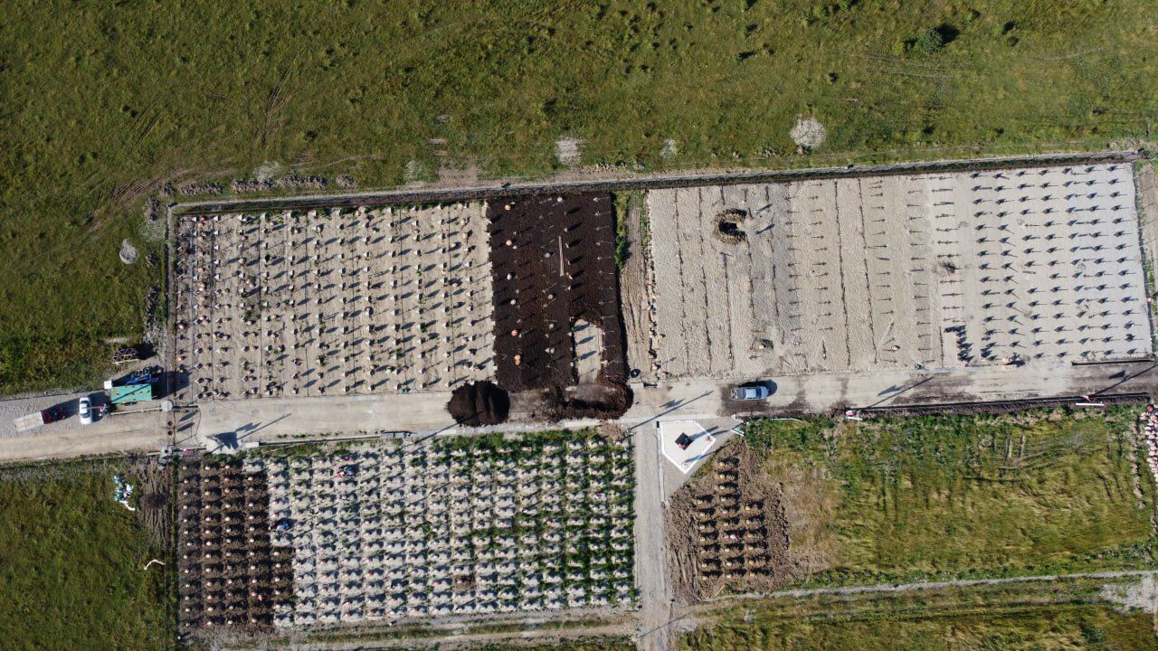 Сотни могил за семь месяцев: в сети опубликовали спутниковые фото кладбища "вагнеровцев" в России