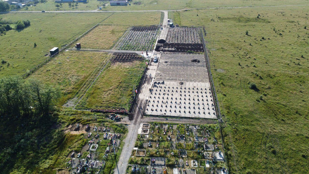 Сотни могил за семь месяцев: в сети опубликовали спутниковые фото кладбища "вагнеровцев" в России