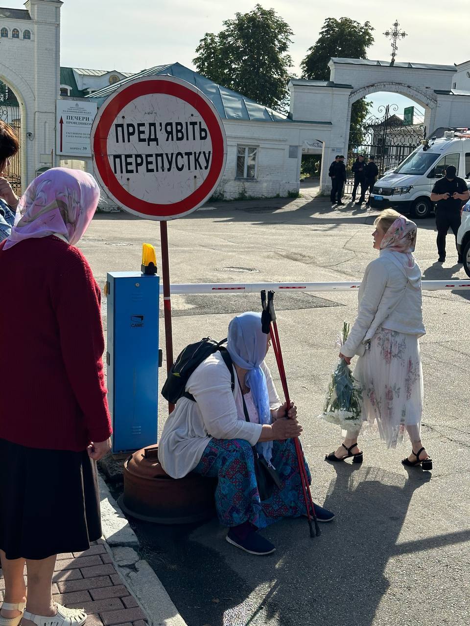 Прихожани УПЦ МП намагались потрапити в Києво-Печерську лавру попри заборону. Фото, відео