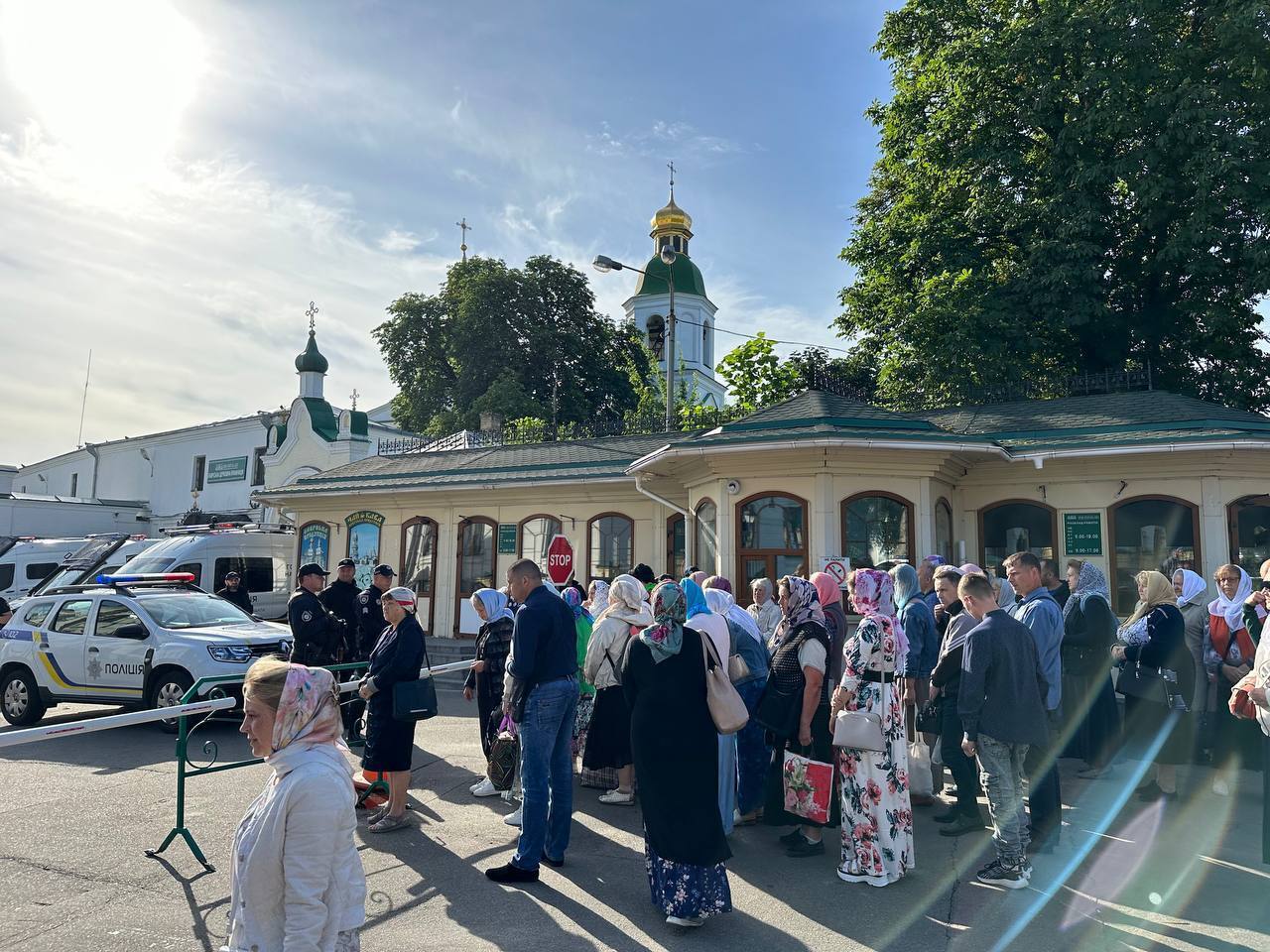 Прихожани УПЦ МП намагались потрапити в Києво-Печерську лавру попри заборону. Фото, відео