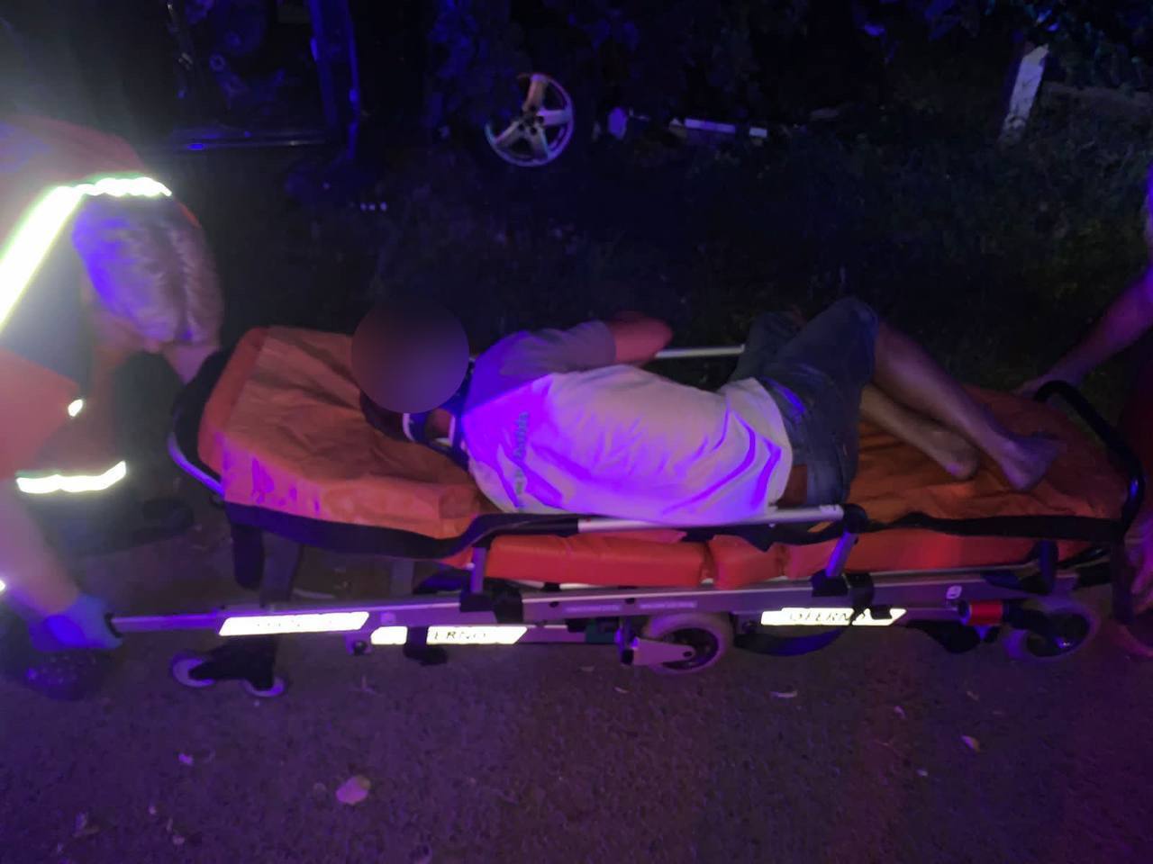 На Київщині легковик протаранив дерево: загинув дворічний хлопчик, у водія були ознаки сп’яніння. Фото