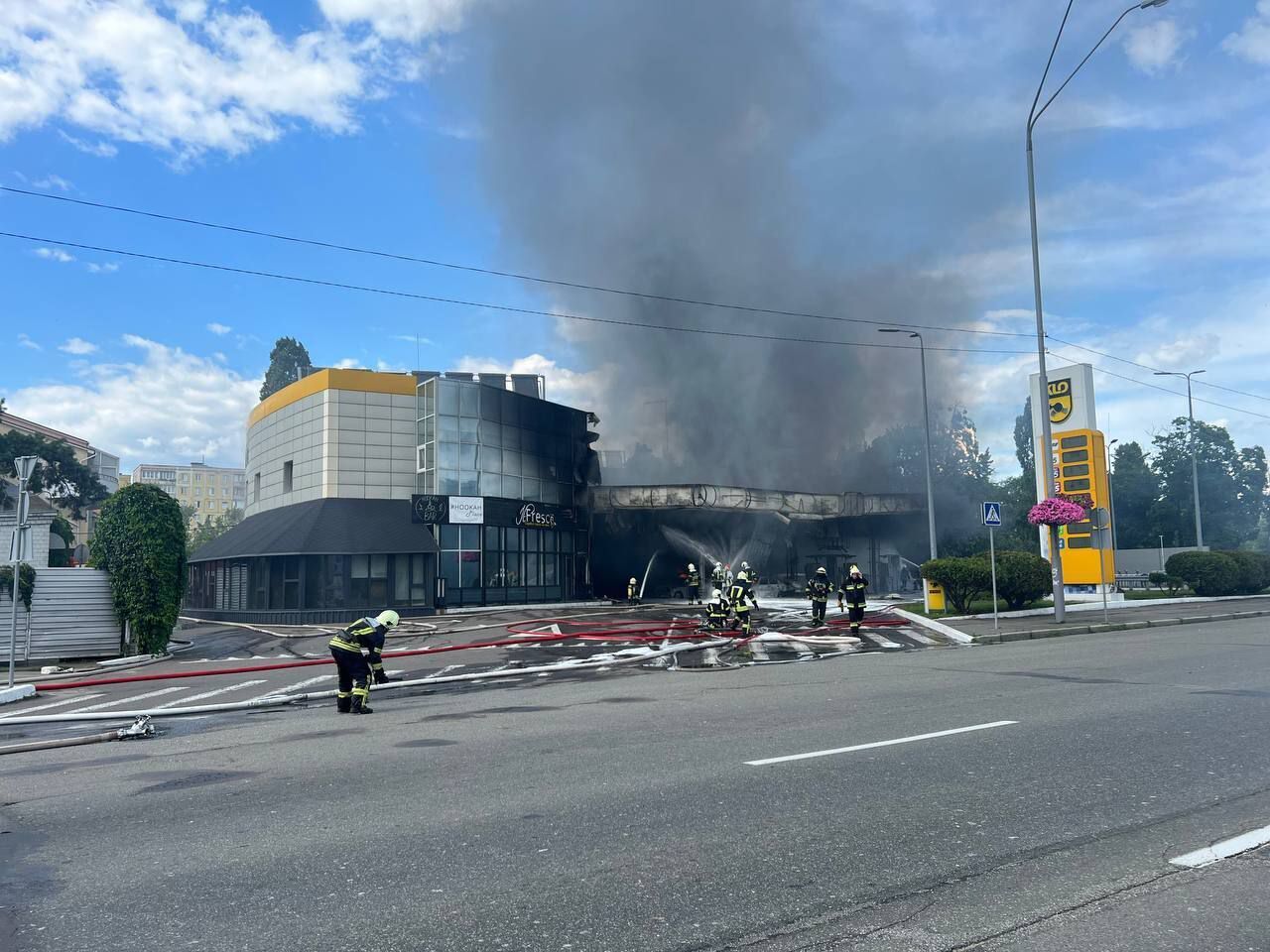 У Києві авто влетіло в АЗС: масштабна пожежа повністю знищила будівлю і ще 8 машин. Фото та відео
