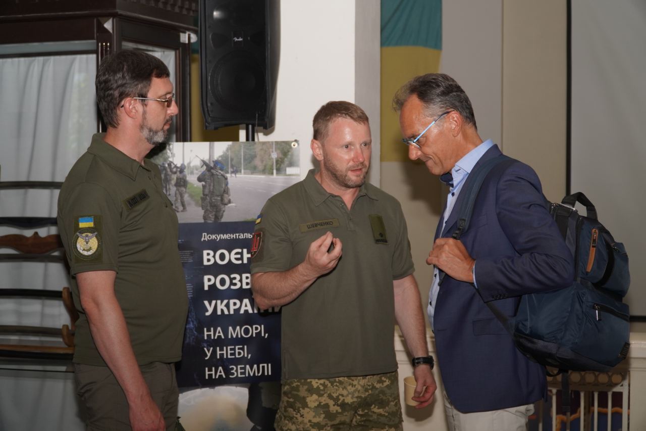 У річницю встановлення українських прапорів на Зміїному військовим аташе  презентували фільм про героїчні події