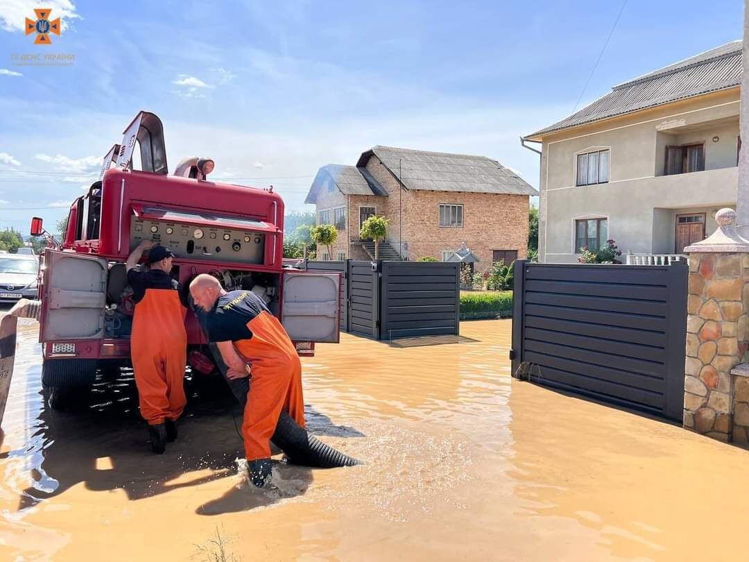 На Прикарпатті продовжили боротися з водною стихією: фото від рятувальників