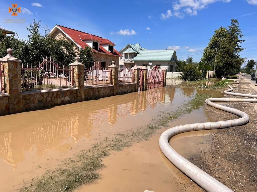 На Прикарпатті продовжили боротися з водною стихією: фото від рятувальників