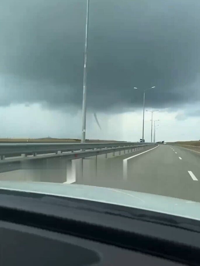 Природа намекает? Возле Крымского моста пронесся смерч, Джанкой и Керчь затопил ливень. Видео
