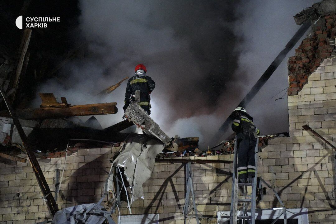 Россияне атаковали Харьков дронами-камикадзе: есть три прилета в центре города, разрушено общежитие. Фото и видео