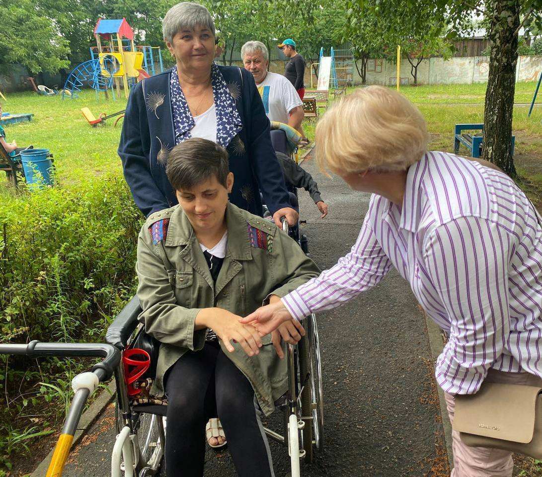 "Евросолидарность" в Черкассах передала 60 колясок в единственный в Украине многоквартирный дом для людей с инвалидностью