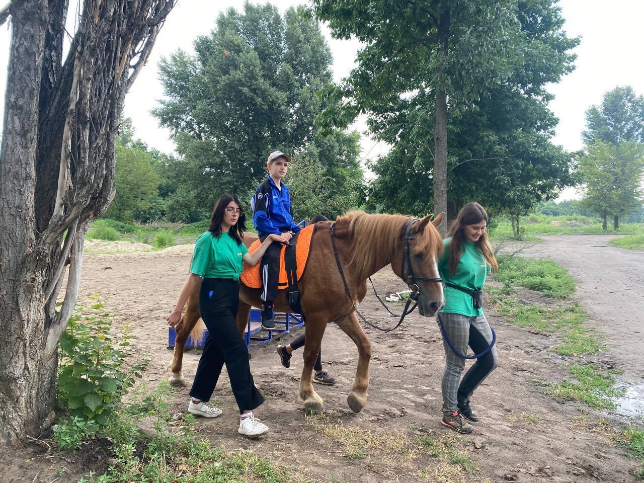 "Евросолидарность" в Черкассах передала 60 колясок в единственный в Украине многоквартирный дом для людей с инвалидностью
