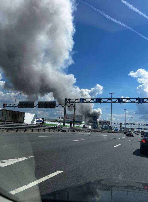 У Підмосков'ї спалахнула потужна пожежа, піднявся стовп диму. Відео 