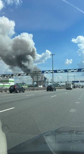 У Підмосков'ї спалахнула потужна пожежа, піднявся стовп диму. Відео 
