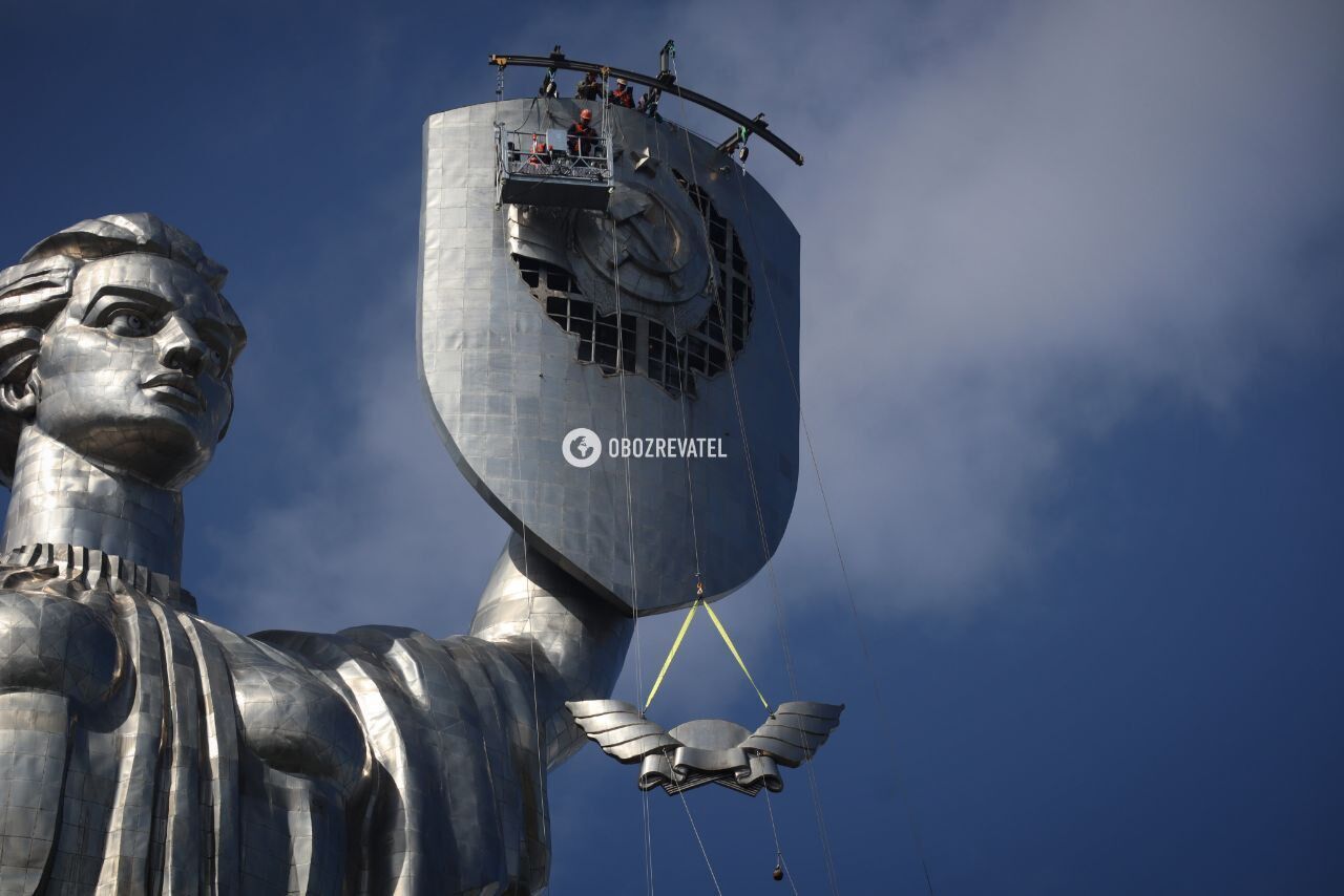 В Киеве демонтировали советскую символику из монумента "Родина-мать": как все было. Фото и видео