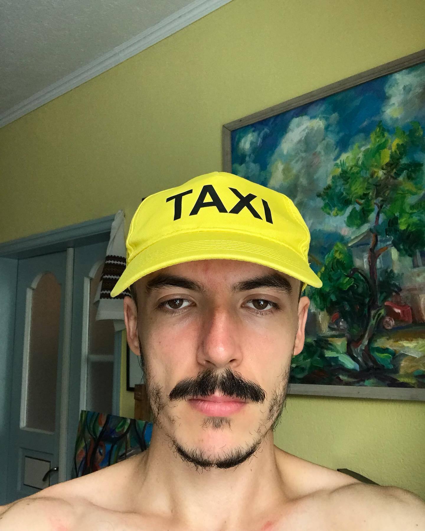 "Все равно на Украину и трагедии": украинский певец в Европе пожаловался на душевное состояние и заявил, что делает вид, что волонтерит