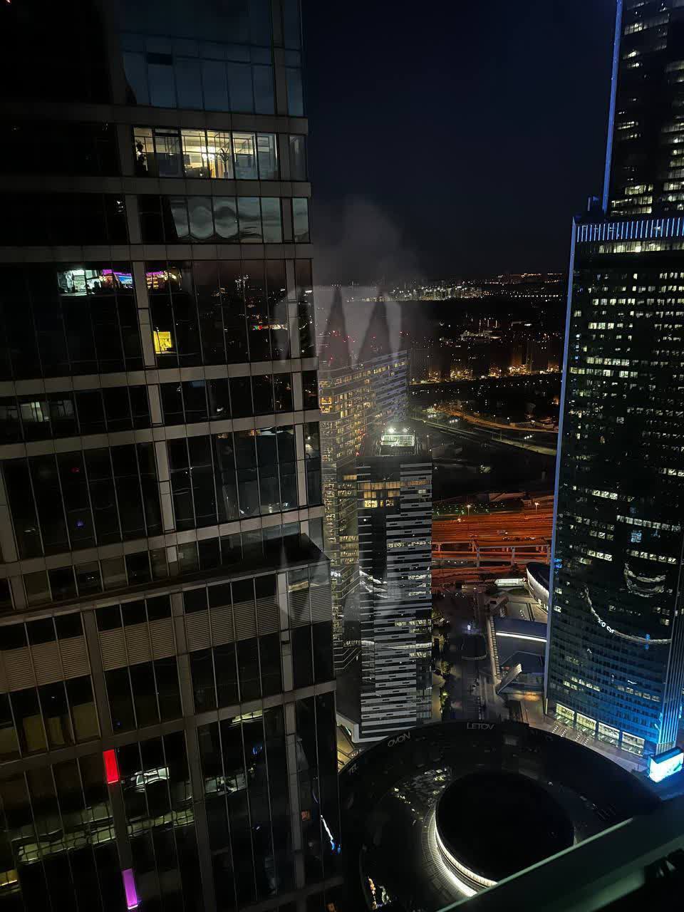 В столице РФ снова пожаловались на атаку БПЛА: из башни "Москва-Сити" валил дым. Фото и видео
