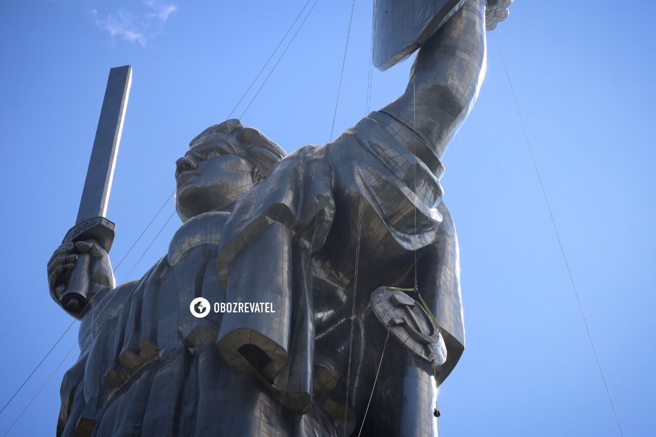У Києві демонтували радянську символіку з монумента "Батьківщина-мати": як все було. Фото і відео