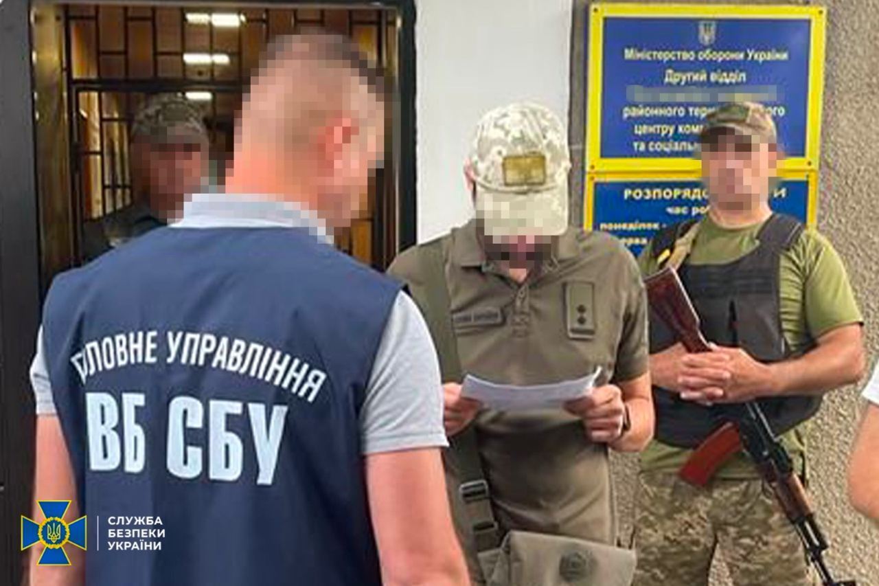 В Украине разоблачили масштабную схему бегства уклонистов за границу: проведено почти 100 обысков